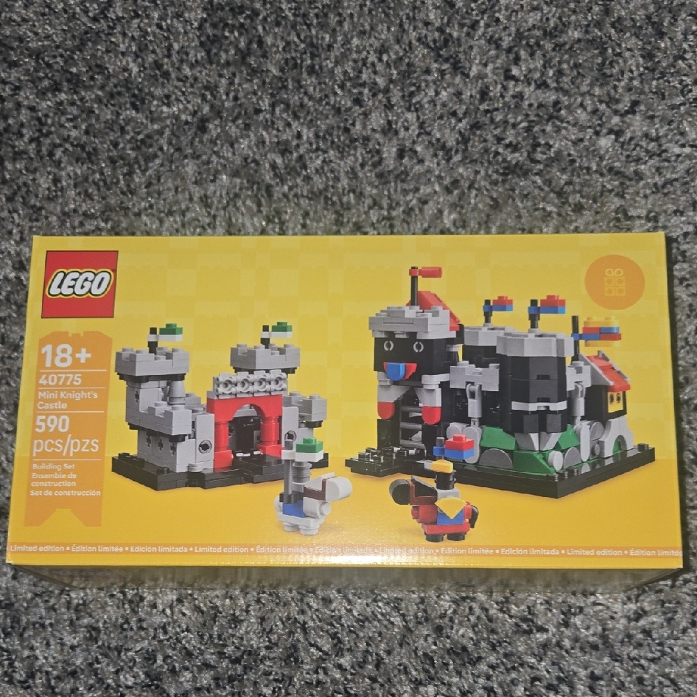 LEGO Knight's Castle Set - Red, Blue, Gray